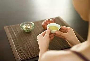 一个人一杯茶唯美句子,一个人一杯茶一种心情说说