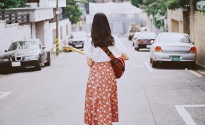 异地恋伤感说说看完哭了那种 除了用笔，我认为